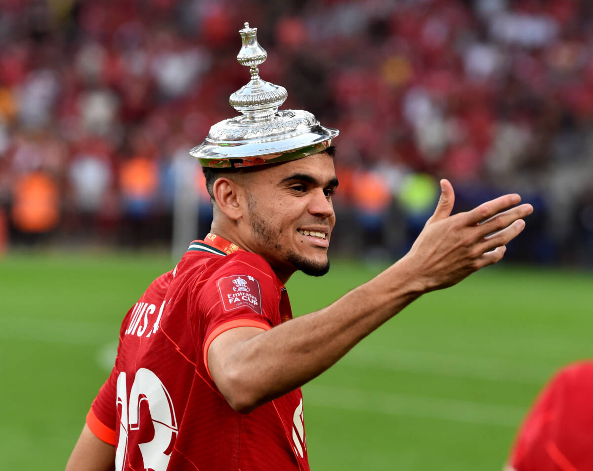 Luis Díaz en el top 3 de los mejores delanteros de Europa No paran los reconocimientos para el futbolista colombiano Luis Díaz, que viene cumpliendo una temporada memorable en el Viejo Continente, la cual espera cerrar con broche de oro el próximo sábado 28 de mayo, cuando Liverpool enfrentará a Real Madrid, en París, en busca del título de la Champions League.