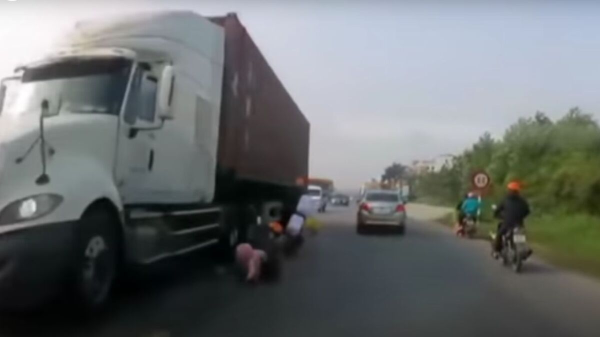 ¡Toda una heroína! Madre salvó de la muerte a su hija El amor de una madre no tiene límites. En video quedó registrado el momento en que un automóvil cierra a una moto en plena vía de Vietnam y por poco ocasiona que una tractomula arrollara a una pequeña. Si no es por la valentía de la madre, la historia sería otra.