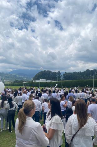 Niño fue empalado por sus propios compañeros dentro de un colegio 2 Niño fue empalado por sus propios compañeros dentro de un colegio En las últimas horas se conoció un nuevo caso de violencia contra un niño, a quien el pasado 28 de abril, al interior de un colegio privado ubicado en el municipio de Villamaría, fue brutalmente agredido por sus compañeros.
