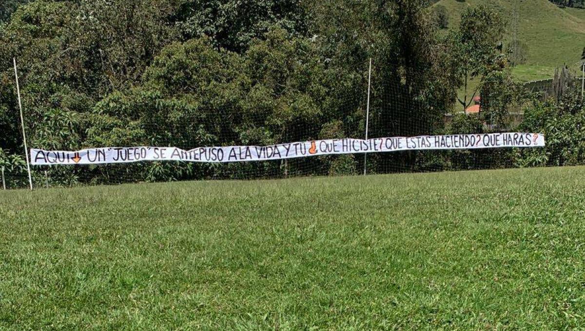 Niño fue empalado por sus propios compañeros dentro de un colegio 1 Niño fue empalado por sus propios compañeros dentro de un colegio En las últimas horas se conoció un nuevo caso de violencia contra un niño, a quien el pasado 28 de abril, al interior de un colegio privado ubicado en el municipio de Villamaría, fue brutalmente agredido por sus compañeros.