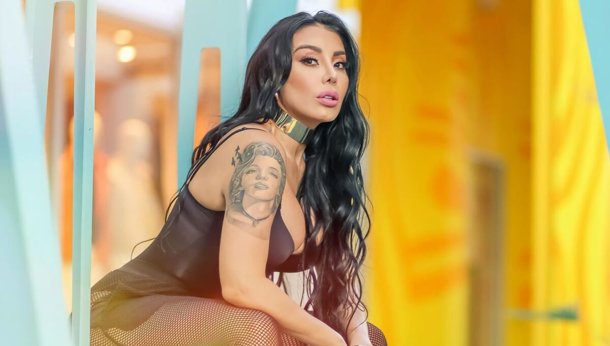 De humillante catalogaron a la Dj Marcela Reyes por tirar dinero al aire El fin de semana la Dj Marcela Reyes en medio de un toque en Expobelleza comenzó a lanzarle dinero a las personas que se encontraban ahí.