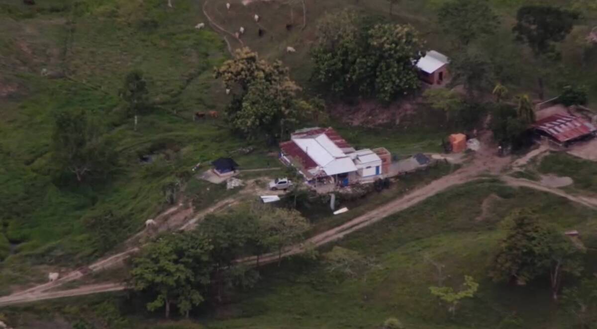 EN FOTOS: La guarida donde se escondía el sanguinario 'Matamba' 3 EN FOTOS: La guarida donde se escondía el sanguinario 'Matamba' Luego de conocerse que Juan Larinson Castro Estupiñan, alias 'Matamba', fue dado de baja en Santander, las autoridades compartieron las fotos de la finca en la que se escondía este delincuente.