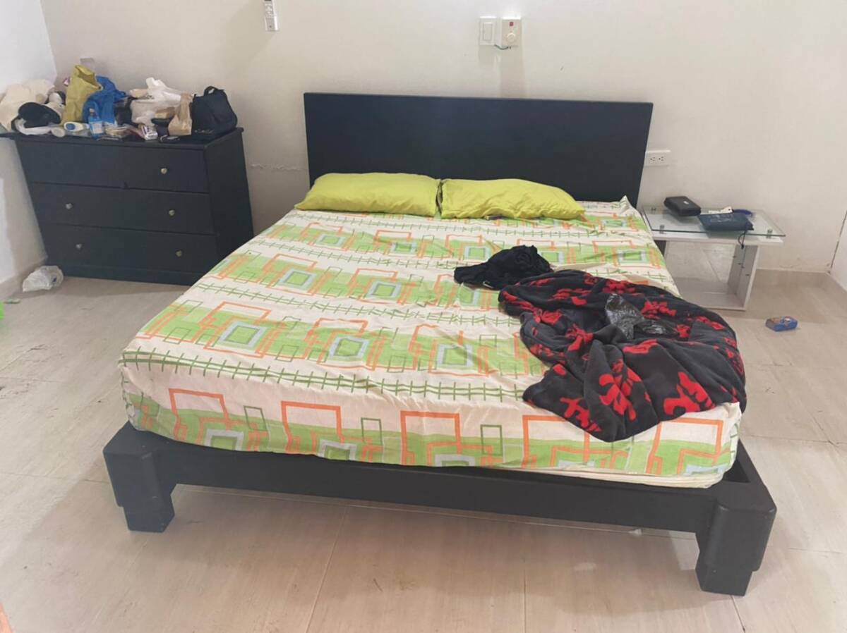 EN FOTOS: La guarida donde se escondía el sanguinario 'Matamba' 1 EN FOTOS: La guarida donde se escondía el sanguinario 'Matamba' Luego de conocerse que Juan Larinson Castro Estupiñan, alias 'Matamba', fue dado de baja en Santander, las autoridades compartieron las fotos de la finca en la que se escondía este delincuente.