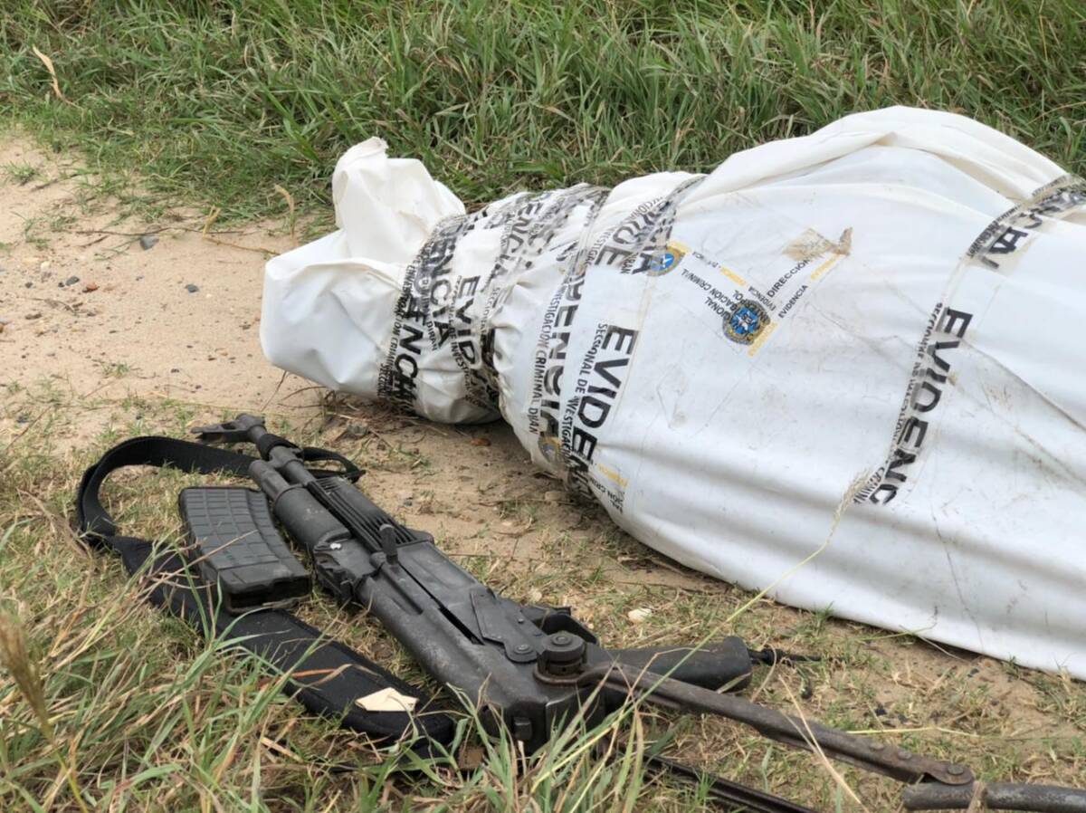 EN FOTOS: Policía revela las primeras fotos del cuerpo de 'Matamba' 1 EN FOTOS: Policía revela las primeras fotos del cuerpo de 'Matamba' A raíz de la muerte de Juan Castro Estupiñan, alias 'Matamba', surgieron una serie de rumores respecto a su muerte, por lo que la Policía Nacional compartió las primeras fotografías del cuerpo embolsado de este sanguinario delincuente.