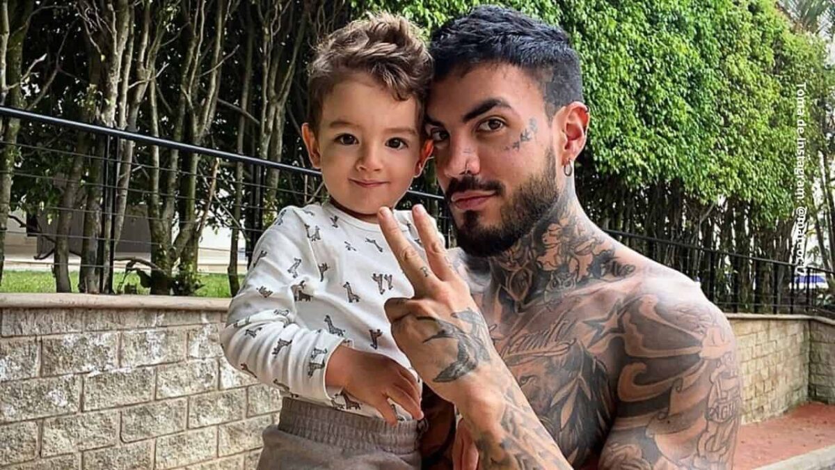 Mateo Carvajal resultó un súper papá 7 Mateo Carvajal resultó un súper papá En el año 2019, al poco tiempo de tener a su hijo, Melina Ramírez y Mateo Carvajal anunciaron que su relación de pareja había llegado al final, pero que seguirían unidos como padres, buscando el bienestar de Salvador. En medio de esa dinámica, ambos se han dividido la custodia del bebé amigablemente.