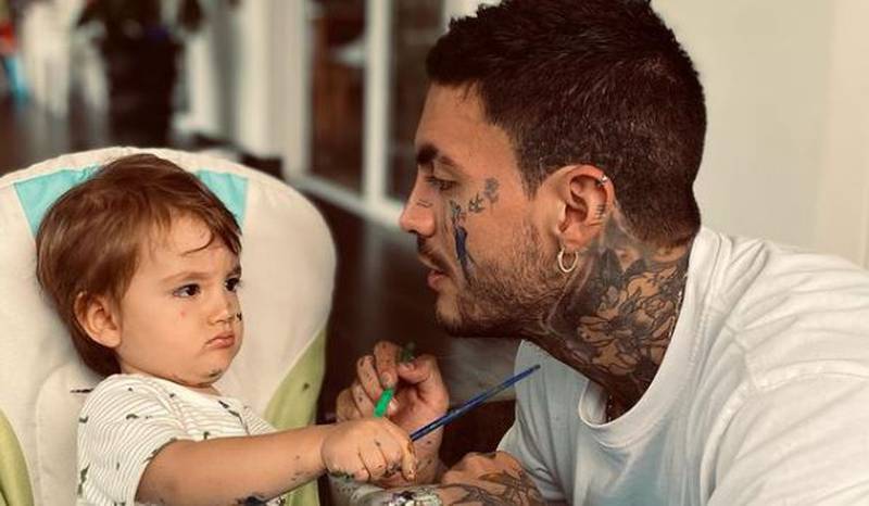 Mateo Carvajal resultó un súper papá 2 Mateo Carvajal resultó un súper papá En el año 2019, al poco tiempo de tener a su hijo, Melina Ramírez y Mateo Carvajal anunciaron que su relación de pareja había llegado al final, pero que seguirían unidos como padres, buscando el bienestar de Salvador. En medio de esa dinámica, ambos se han dividido la custodia del bebé amigablemente.
