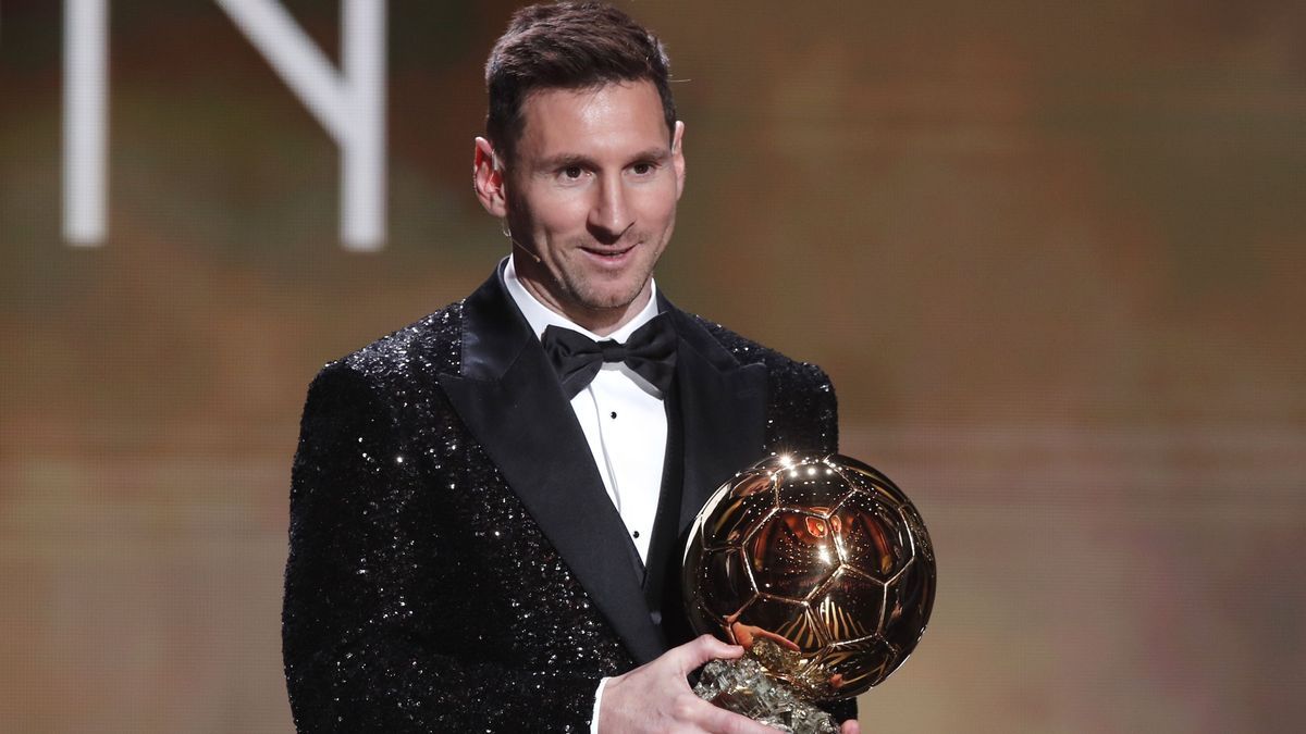 ¡Leo Messi tiene su favorito para ganar el balón de oro! 5 ¡Leo Messi tiene su favorito para ganar el balón de oro! El jugador del Paris Saint-Germain Leo Messi tiene claro que el próximo Balón de Oro, distinción que el argentino ha ganado en siete ocasiones para liderar su palmarés, será el delantero del Real Madrid Karim Benzema, tras un "año espectacular" en el que fue clave en los títulos de La Liga Santander y Liga de Campeones.
