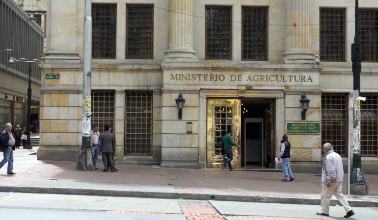 Alertan por llamadas fraudulentas a nombre de MinAgricultura Lo anterior, ha sucedido específicamente en los departamentos de Antioquia, Cesar, Huila y Tolima a través del correo electrónico: contratos@minagriculturagov.co y teléfonos: 580 0982 y 321 4416829, los cuales no pertenecen a este ente ministerial.