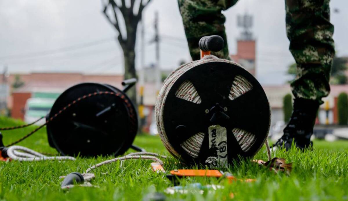 Colombia ofreció entrenamiento militar en desminado a Ucrania El ministro de Defensa, Diego Molano, ofreció a Ucrania once ingenieros militares para capacitar en educación y entrenamiento de desminado militar a soldados ucranianos.