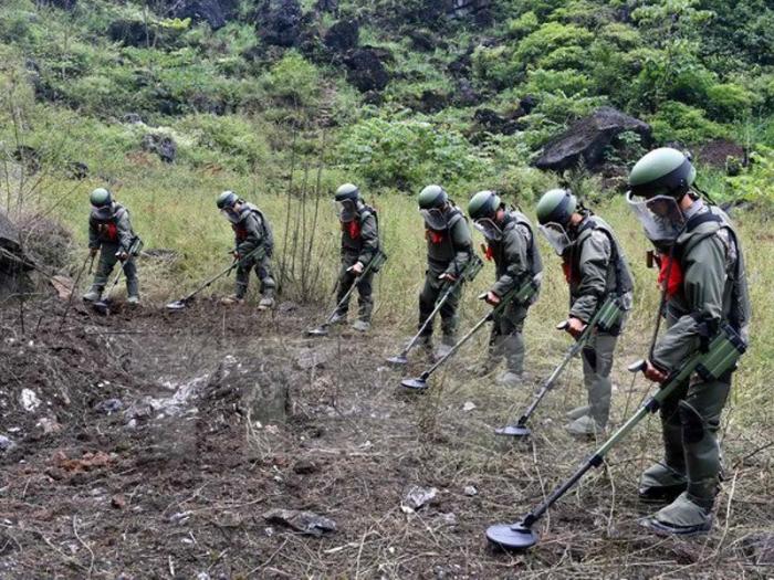 Colombia ofreció entrenamiento militar en desminado a Ucrania El ministro de Defensa, Diego Molano, ofreció a Ucrania once ingenieros militares para capacitar en educación y entrenamiento de desminado militar a soldados ucranianos.