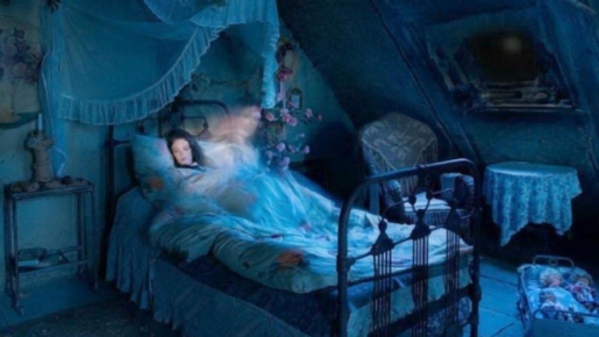 Lo que experimenta el humano en la muerte 2 Lo que experimenta el humano en la muerte Uno de los enigmas que más cuestiona al ser humano es qué ocurre con nuestro espíritu una vez se desprende del cuerpo y se declara la muerte médica, por lo que un grupo de especialistas, entre neurólogos y científicos, se encargaron de estudiar a los pacientes que han experimentado el llamado túnel de la muerte.