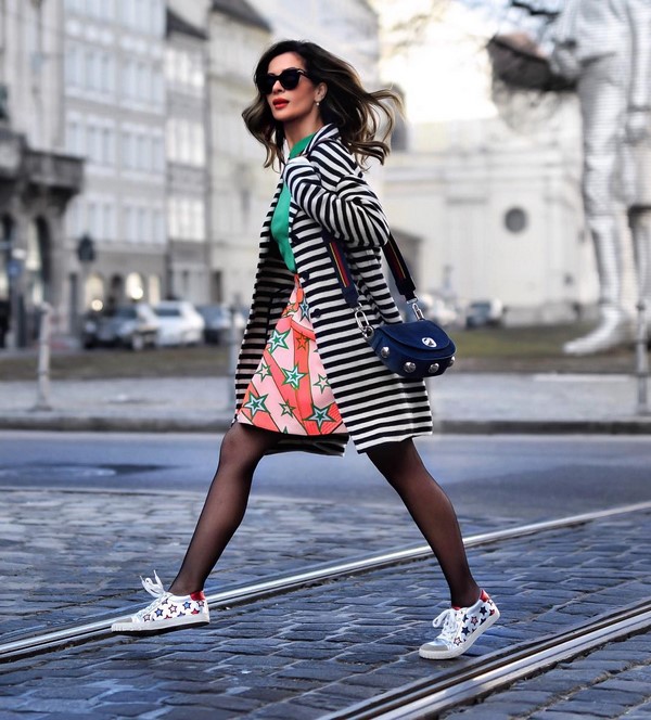 Las rayas multicolor están mandando la parada en moda femenina 2 Las rayas multicolor están mandando la parada en moda femenina Que estén de moda las rayas verticales es una gran venta, pues este tipo de estampado hace que su figura se vea estilizada y hasta logre lucir más delgada, así que, buena por esa. Por estos días este tipo de estampado manda la parada en cuestión de moda.