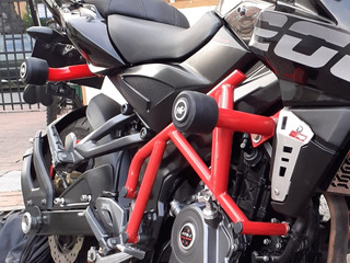 Todo sobre las defensas para su moto Nadie está exento de una caída en su moto por cualquier clase de eventualidad o contratiempo. Además de las típicas lesiones que repercuten en esta clase de accidentes, los rayones y demás golpes a nuestro vehículo suelen ser una de las consecuencias más dolorosas tras un ‘costalazo’ en la moto.&nbsp;