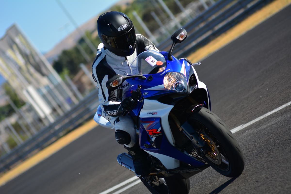 No se duerma con los retrovisores de su moto Mantener en una correcta posición los espejos de su moto le va a evitar cualquier contratiempo y eventualidad mientras maneja. No en vano, es a través de ellos que un conductor se da cuenta lo que tiene por detrás, ya sea un vehículo o una infraestructura.