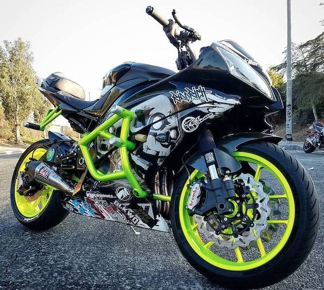 Todo sobre las defensas para su moto 9 Todo sobre las defensas para su moto Nadie está exento de una caída en su moto por cualquier clase de eventualidad o contratiempo. Además de las típicas lesiones que repercuten en esta clase de accidentes, los rayones y demás golpes a nuestro vehículo suelen ser una de las consecuencias más dolorosas tras un ‘costalazo’ en la moto.
