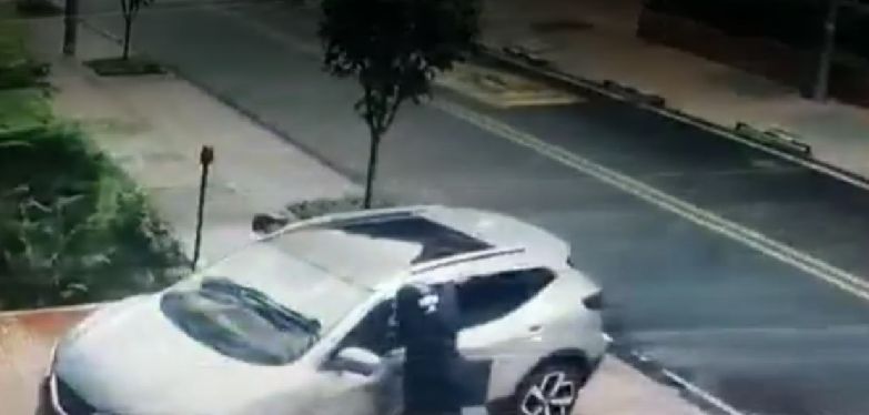 A bala motoladrones atracaron a pareja en el norte de Bogotá 1 A bala motoladrones atracaron a pareja en el norte de Bogotá La inseguridad no para en la ciudad de Bogotá. Los ladrones cada vez son más violentos con tal de obtener lo que quieren. Eso se pudo evidenciar en las cámaras de seguridad de un edificio en el norte de la ciudad, cuando 4 pillos atracaron a una pareja y les dispararon.