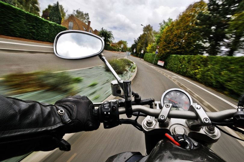 No se duerma con los retrovisores de su moto Mantener en una correcta posición los espejos de su moto le va a evitar cualquier contratiempo y eventualidad mientras maneja. No en vano, es a través de ellos que un conductor se da cuenta lo que tiene por detrás, ya sea un vehículo o una infraestructura.