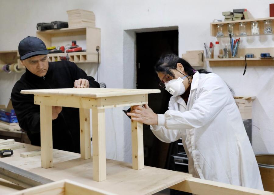 De amigas a socias emprendedoras 1 De amigas a socias emprendedoras Encontrar un buen socio puede ser, quizás, tan difícil como hallar una buena pareja... Pero Heyde y Bibiana tienen la fortuna de pregonar a boca llena que con su amistad forjaron las bases sólidas del emprendimiento con el que hoy triunfan y con el que generan empleo formal.