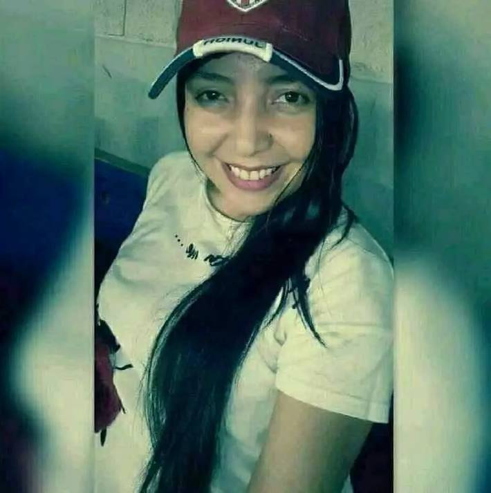Salvaje golpeó a su mujer con un martillo y luego la asfixió 1 Salvaje golpeó a su mujer con un martillo y luego la asfixió Las autoridades dijeron que el hombre confesó que la noche del lunes para amanecer martes, él y Olinda Carolina sostuvieron una fuerte discusión que llevó a las agresiones y que en medio de la pelea tomó un objeto contundente (martillo) y le pegó en varias partes del cuerpo.