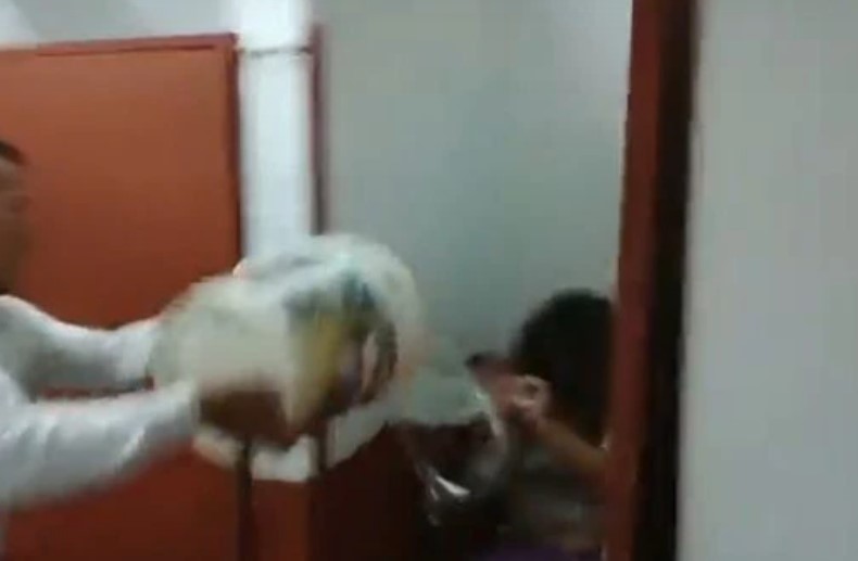Echaron a vigilantes que arrojaron balde con agua a una mujer en Cali 1 Echaron a vigilantes que arrojaron balde con agua a una mujer en Cali Tras conocerse un indignante video de unos vigilantes en Cali que le lanzaron a una mujer un balde con agua mientras se encontraba en el baño del Boulevard del Río, se conoció que estos serán despedidos.