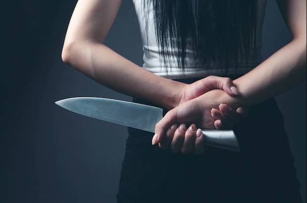 Policía fue torturado y apuñalado por su esposa Recientemente se conoció el atroz crimen que cometió una mujer con su esposo. Al intendente en jefe de la Policía Alberto Fabio Páez, la esposa lo apuñaló y le quemó sus piernas, en medio de una riña familiar en el barrio Los Mayales, en Valledupar.