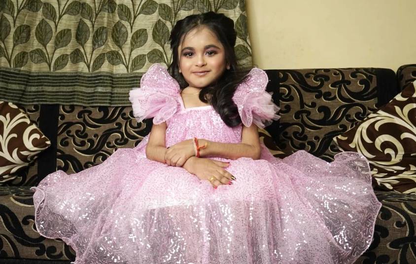 La historia de la mujer de 19 años que luce como una niña de 5 Para Aboli Jarit, una mujer oriunda de Nagpur (India), llegar a la vejez nunca ha sido un asunto que la trasnoche, todo lo contrario, anhelaría poder aparentar la edad que tiene, pero debido a una extraña enfermedad, luce como una niña de tan solo cinco años.