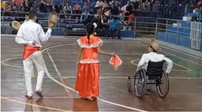 EN VIDEO: Niño en silla de ruedas se vuelve viral por su baile 7 EN VIDEO: Niño en silla de ruedas se vuelve viral por su baile La habilidad para el baile de este niño, pese a que está en silla de ruedas, quedó grabado en un video que no demoró en volverse viral en las redes sociales.