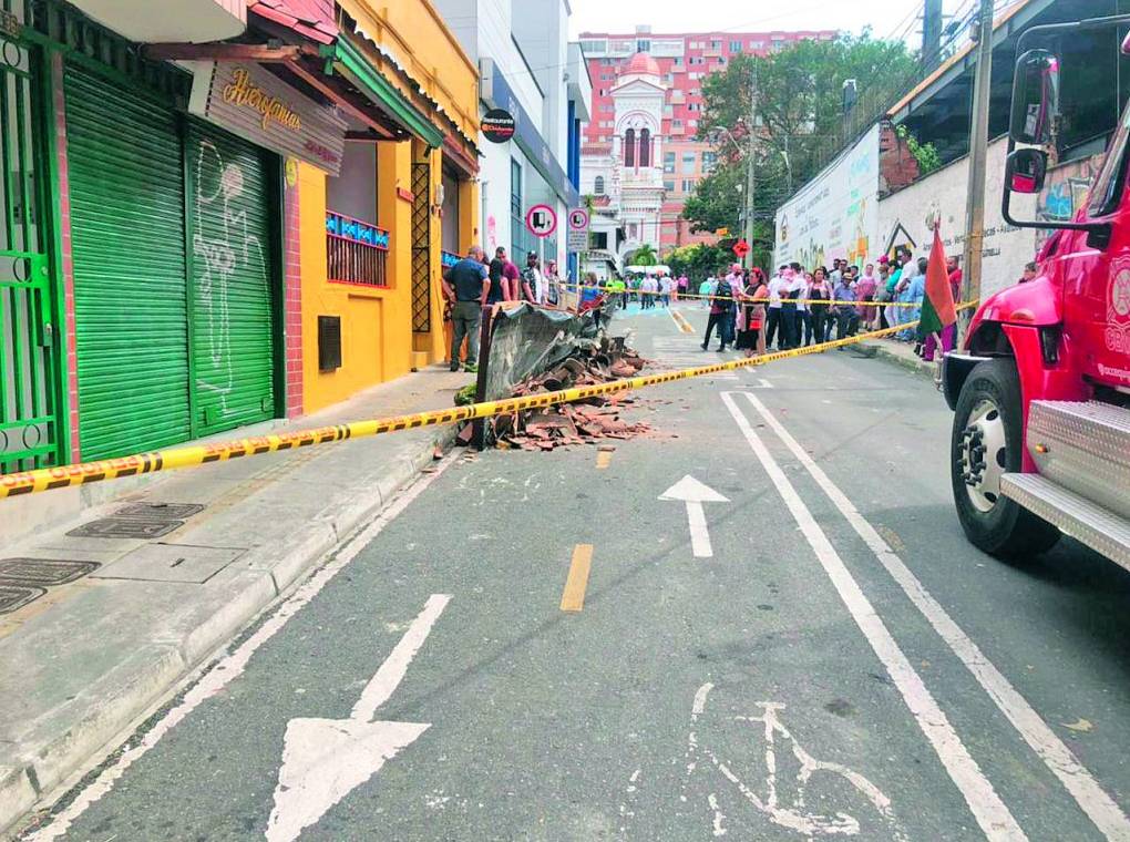 Niña terminó lesionada por la caída del techo de un restaurante A las afueras de un restaurante de Sabaneta, varias mujeres resultaron gritando, desesperadas pidiendo ayuda, luego de que una cornisa de un restaurante se desplomara y lesionara a una niña.