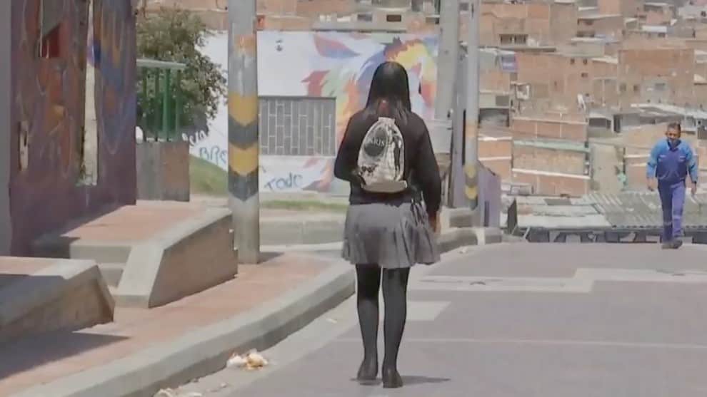 Niña de 13 años habría sido abusada por tres compañeros de un colegio en Bogotá En las últimas horas se conoció que una niña de 13 años al parecer habría sido abusada por parte de sus compañeros en un colegio del sur de Bogotá.