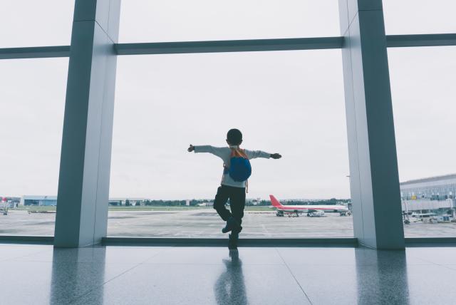 Al estilo de 'Mi pobre angelito', niño aborda avión tras pasar controles de aeropuerto Esta vez un niño de diez años logró cruzar siete puntos del aeropuerto de Irak sin ser detenido por los trabajadores del lugar ni por las autoridades. Posteriormente abordó un avión.
