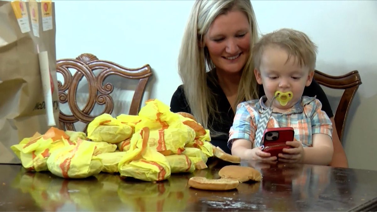 31 hamburguesas pide niño con celular de su mamá A veces los padres de familia les dejan a sus hijos el celular para que jueguen, pero hay casos como el de Kelsey Golden, una estadounidense que recibió en su casa a un domiciliario con el pedido de 31 hamburguesas con queso. Aunque ella aseguraba que se trataba de un error, al revisar su celular se dio cuenta que su hijo, de tan solo 2 años, había hecho el pedido y, para rematar, le dejó una generosa propina al empleado de la cadena.