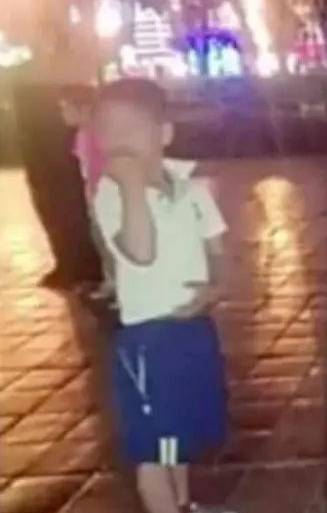 La historia del niño que salió a la tienda y apareció muerto en Ciudad Bolívar Fueron días de extrema preocupación para la familia Galindo Castillo, quienes buscaron incansablemente todo el día sábado y toda la tarde del domingo al pequeño hasta que, siendo pasadas las 2 de la tarde, los Bomberos avistaron al niño a orillas del río después de haber encontrado su ropita regada.