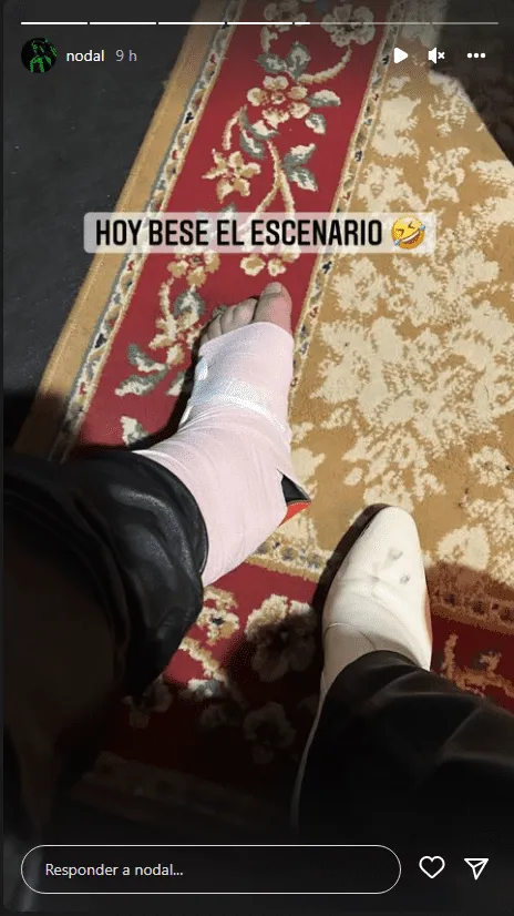 EN VIDEO: Tremenda caía de Christian Nodal en pleno concierto Durante un concierto este fin de semana en Guatemala, el cantante Christian Nodal se dio tremendo golpe en la tarima, cuando se tropezó y se cayó en frente de los asistentes.