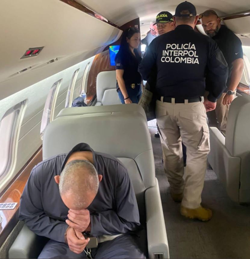 Se conocen las primeras fotos de ‘Otoniel’ dentro del avión de la DEA 2 Se conocen las primeras fotos de ‘Otoniel’ dentro del avión de la DEA En un fuerte operativo de seguridad, que incluyó ocho tanquetas blindadas acompañadas por motos de la Policía y hombres fuertemente armados fue trasladado Dairo Antonio Úsuga, alias ‘Otoniel’, desde la sede de la Dijin a la base aérea de Catam para su extradición a Estados Unidos.