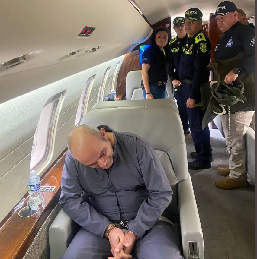 Se conocen las primeras fotos de ‘Otoniel’ dentro del avión de la DEA 1 Se conocen las primeras fotos de ‘Otoniel’ dentro del avión de la DEA En un fuerte operativo de seguridad, que incluyó ocho tanquetas blindadas acompañadas por motos de la Policía y hombres fuertemente armados fue trasladado Dairo Antonio Úsuga, alias ‘Otoniel’, desde la sede de la Dijin a la base aérea de Catam para su extradición a Estados Unidos.