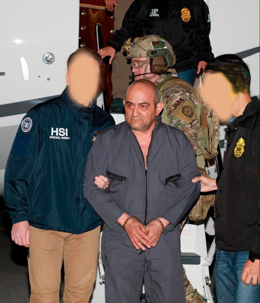 Así fue la llegada de ‘Otoniel’ a Estados Unidos 2 Así fue la llegada de ‘Otoniel’ a Estados Unidos Darío Úsuga, alias 'Otoniel', ya pisó tierras americanas desde anoche y ahora permanece en un centro de reclusión en Brooklyn, su primera parada en Estados Unidos. Sin embargo, en las próximas horas será conducido a Colorado, donde finalmente pagará todos sus pecados.
