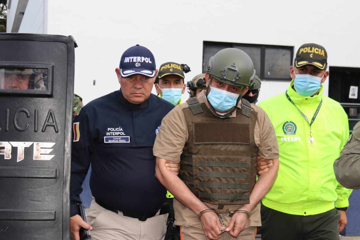 A 'Otoniel' le debe caer todo el peso de la ley: Director de la Policía 1 A 'Otoniel' le debe caer todo el peso de la ley: Director de la Policía Desde Estados Unidos el director de la Policía, general Jorge Luis Vargas, dijo tras la extradición de Dairo Antonio Úsuga alias ‘Otoniel’ a Estados Unidos y de que este no aceptará los cargos en ese país, que espera que su condena sea la más larga que permita la ley.