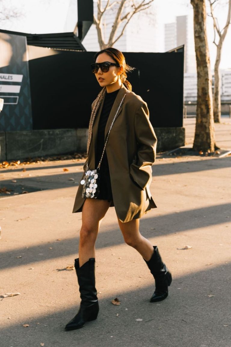 ¿Cómo combinar botas texanas y no morir en el intento? Por estos días es muy común ver a mujeres en festivales y eventos de moda usando las famosas botas texanas, que desde hace un tiempo se vienen imponiendo no solo como moda, sino también como una prenda versátil para tener fija en el armario. Y parece que se van a quedar entre nosotros por mucho más tiempo, pero el temor de muchas mujeres es no saber combinar una prenda tan exigente.