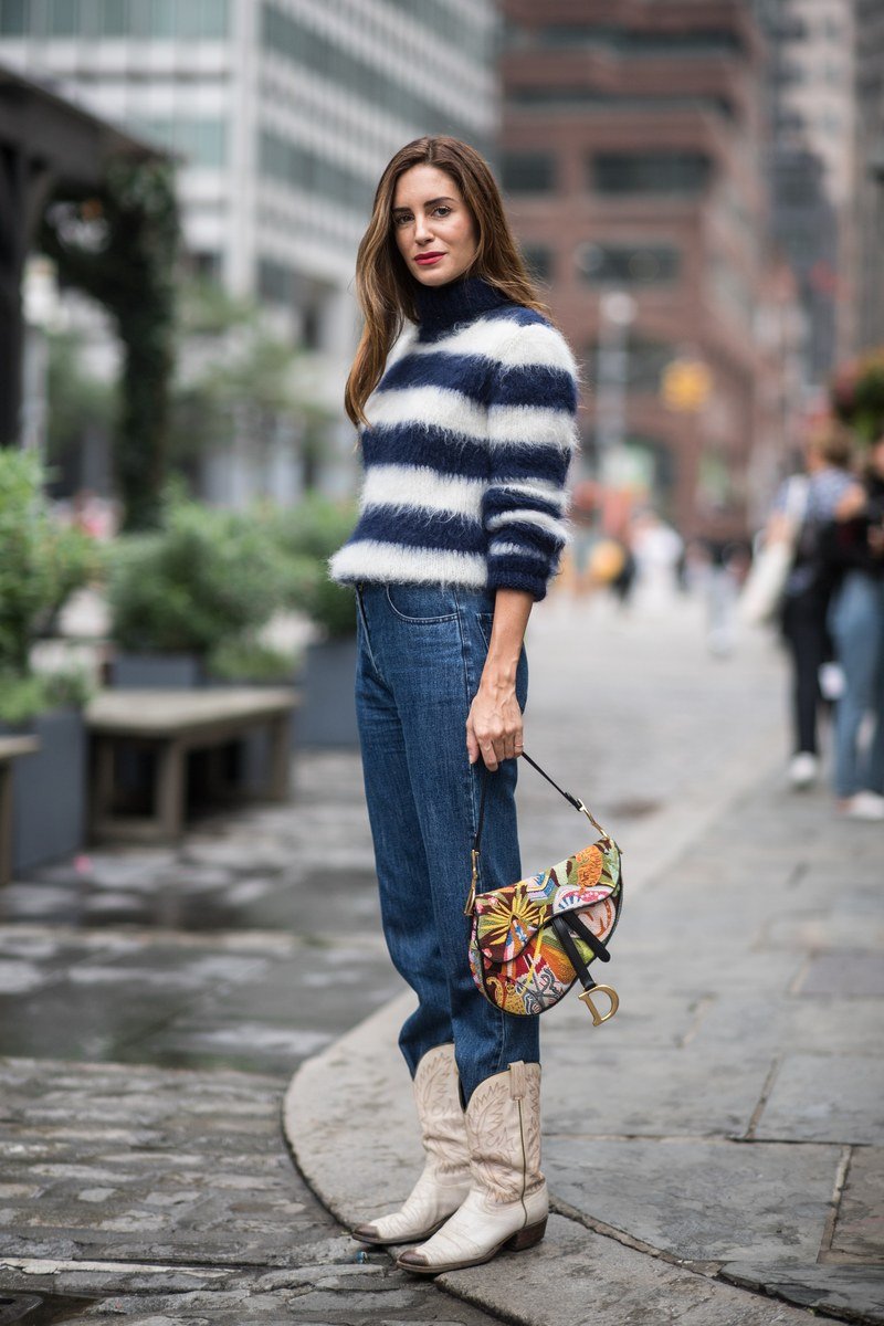 ¿Cómo combinar botas texanas y no morir en el intento? Por estos días es muy común ver a mujeres en festivales y eventos de moda usando las famosas botas texanas, que desde hace un tiempo se vienen imponiendo no solo como moda, sino también como una prenda versátil para tener fija en el armario. Y parece que se van a quedar entre nosotros por mucho más tiempo, pero el temor de muchas mujeres es no saber combinar una prenda tan exigente.