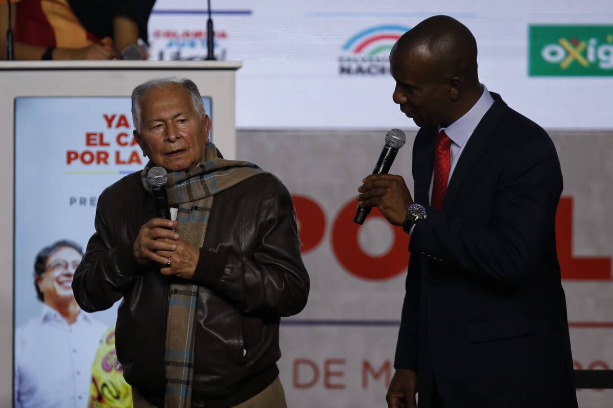 El Pacto Histórico comienza a celebrar su triunfo en primera vuelta 1 El Pacto Histórico comienza a celebrar su triunfo en primera vuelta Al Salón Rojo del Hotel Tequendama comenzaron a llegar diferentes representantes y seguidores del Pacto Histórico, quiénes ya están celebrando el triunfo del candidato presidencial Gustavo Petro, y de la fórmula vicepresidencial, Francia Márquez, en las elecciones presidenciales de la primera vuelta.