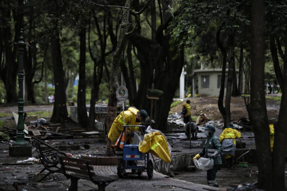 Alcaldía de Bogotá sembrará 120 árboles y arbustos en el Parque Nacional 2 Alcaldía de Bogotá sembrará 120 árboles y arbustos en el Parque Nacional La Alcaldía de Bogotá informó que este domingo realizará una jornada de siembra de 120 árboles y arbustos en el Parque Nacional como parte del proceso de recuperación tras la salida del lugar de las comunidades indígenas quienes permanecieron asentadas durante ocho meses.