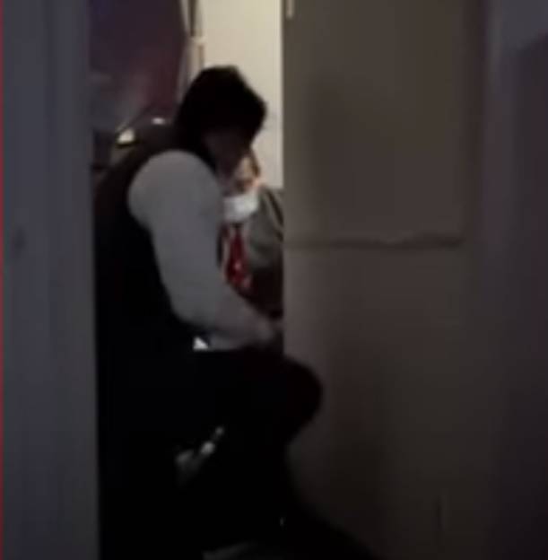 ¡Que susto! Pasajero intentó abrir la puerta de un avión en pleno vuelo 1 ¡Que susto! Pasajero intentó abrir la puerta de un avión en pleno vuelo En video quedó registrado el momento en que un pasajero que estaba abordo de un avión intentó abrir una de las puertas de la aeronave