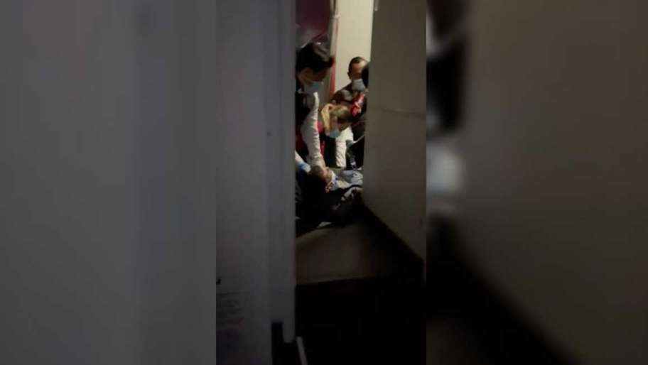 ¡Que susto! Pasajero intentó abrir la puerta de un avión en pleno vuelo En video quedó registrado el momento en que un pasajero que estaba abordo de un avión intentó abrir una de las puertas de la aeronave
