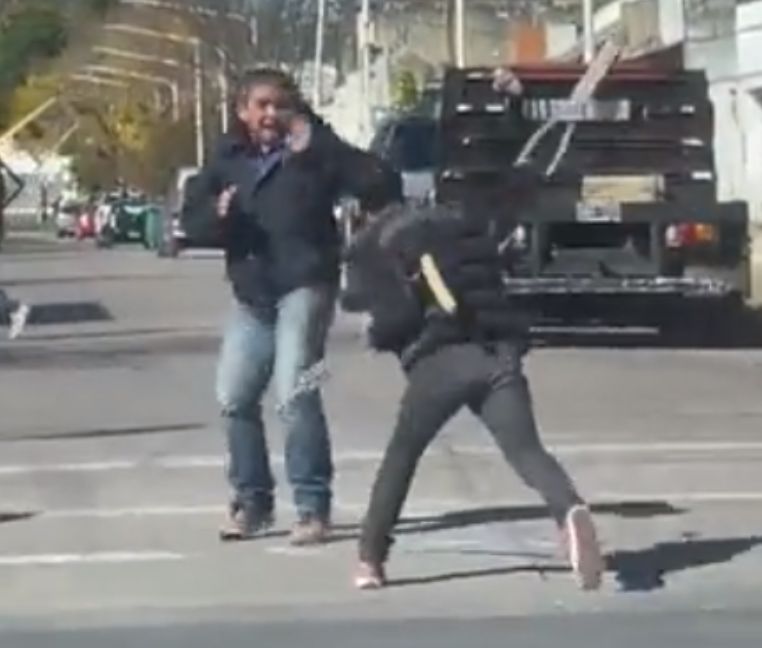 Hombre pedía dinero en muletas, peleó con un transeúnte y salió corriendo 7 Hombre pedía dinero en muletas, peleó con un transeúnte y salió corriendo Un hombre con dificultades para caminar pedía dinero en un semáforo, tuvo un altercado con un transeúnte y milagrosamente salió corriendo.