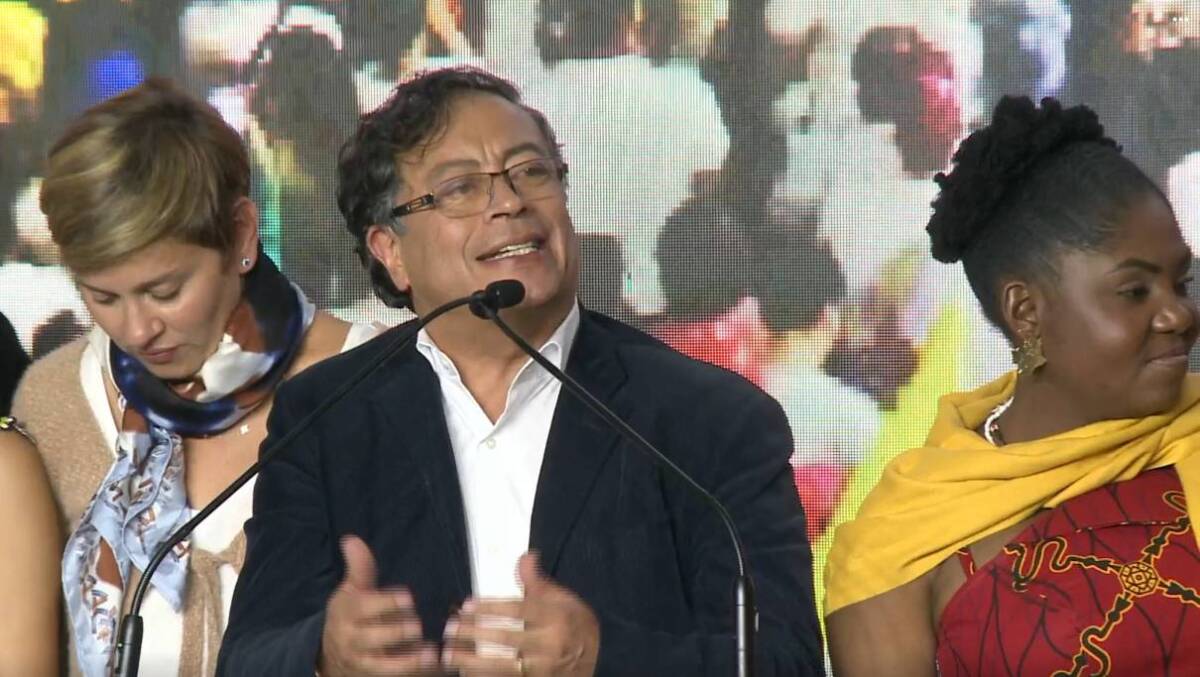 "La corrupción no se combate con frases de TikTok": Petro 2 "La corrupción no se combate con frases de TikTok": Petro Después de que se conociera su paso a la segunda vuelta de las elecciones presidenciales 2022 junto con Rodolfo Hernández, el candidato Gustavo Petro llegó al Hotel Tequendama a reunirse con sus seguidores y su equipo de campaña.