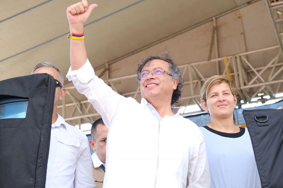Así será el gobierno de Gustavo Petro de acuerdo a los analistas Tal como ha ocurrido en países vecinos donde las elecciones presidenciales las ha ganado la izquierda democrática, en Colombia es previsible un panorama de cambios sustanciales e inmediatos en varios aspectos de la vida nacional por cuenta del triunfo en las urnas del candidato del Pacto Histórico, Gustavo Petro Urrego, en la segunda vuelta.