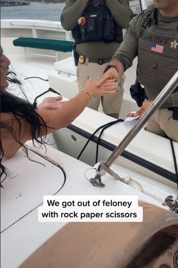 Mujeres evitaron ser arrestadas al ganarle a la Policía en "piedra, papel o tijera" Un grupo de mujeres en bikini en un yate evitaron ser detenidas por autoridades marítimas de Estados Unidos, al parecer, en Miami.