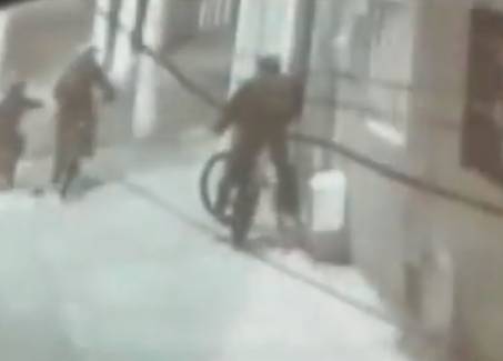 ¡Ojo! Bandidos están probando llaves en casas de Engativá 1 ¡Ojo! Bandidos están probando llaves en casas de Engativá La inseguridad en la ciudad de Bogotá continua y los pillos siguen haciendo de la suyas. Esta vez los bandidos están probando llaves en las viviendas del barrio 'El Encanto' en la localidad de Engativá.
