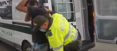 Pillan a venezolano con 'bolígrafo pistola' ¡Los delincuentes no tienen límites! En la localidad de Antonio Nariño, las autoridades capturaron a un hombre venezolano que tenía en su poder un 'bolígrafo pistola', así es, esta arma fabricada artesanalmente, era completamente funcional y letal, ya que puede disparar una bala calibre 22.