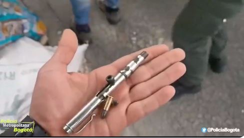 Pillan a venezolano con 'bolígrafo pistola' ¡Los delincuentes no tienen límites! En la localidad de Antonio Nariño, las autoridades capturaron a un hombre venezolano que tenía en su poder un 'bolígrafo pistola', así es, esta arma fabricada artesanalmente, era completamente funcional y letal, ya que puede disparar una bala calibre 22.